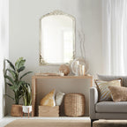 Miroir de sol sculpté en bois massif de forme arquée sur toute la longueur