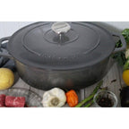 Cocotte ovale en fonte émaillée gris caviar Chasseur de 3,8 litres