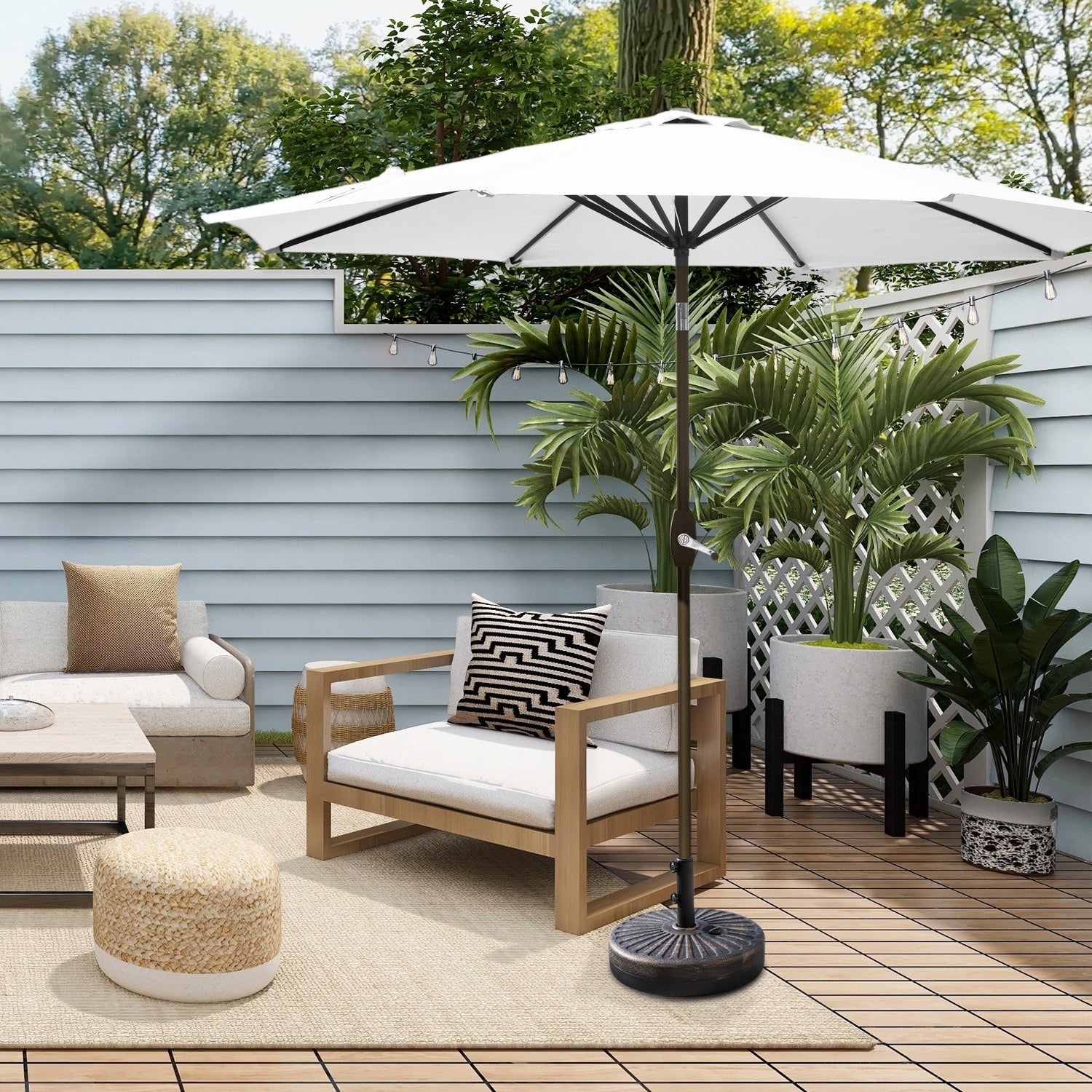 Parasol de patio Lopes de 9 pieds avec base en finition bronze et support de poids inclus