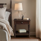 Table de chevet Madison Park Signature Beckett en bois tourné avec tiroir et étagère