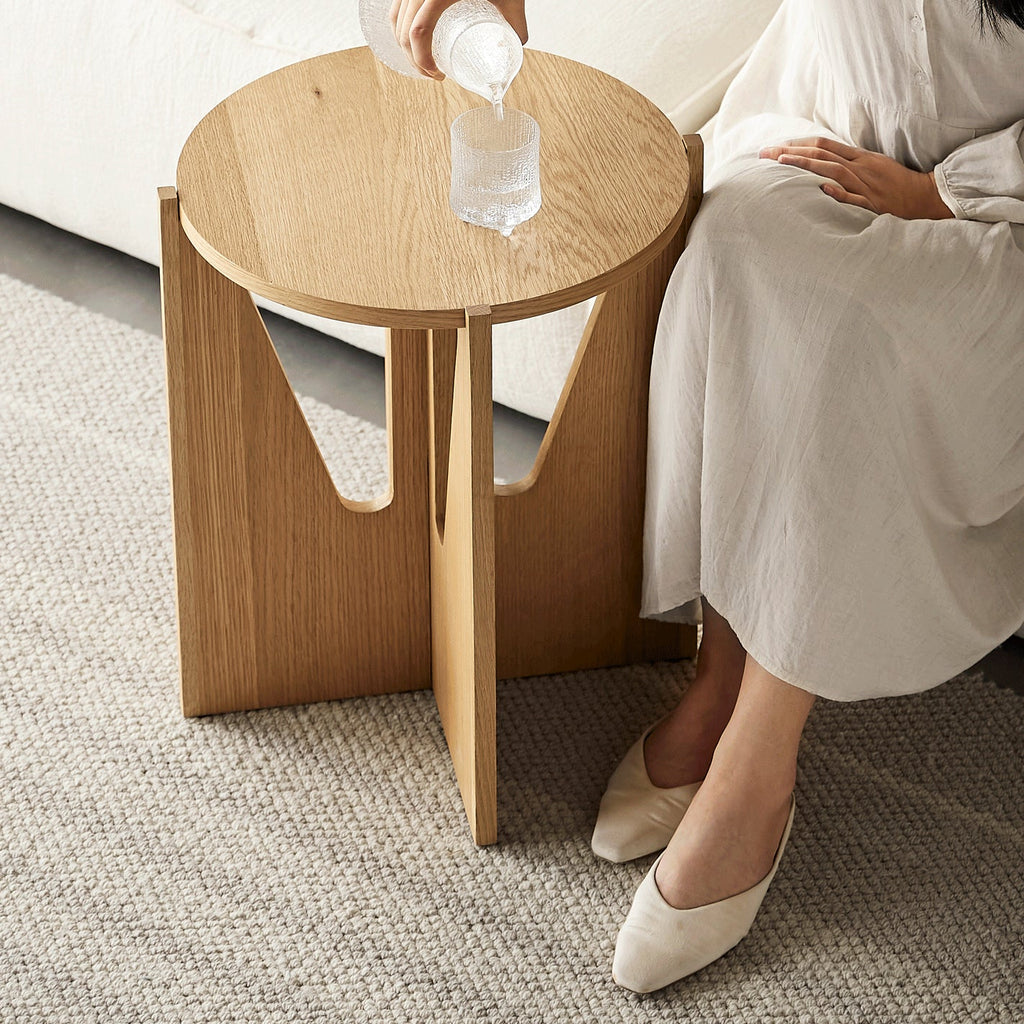 Vivid Oak Round Accent Side Table