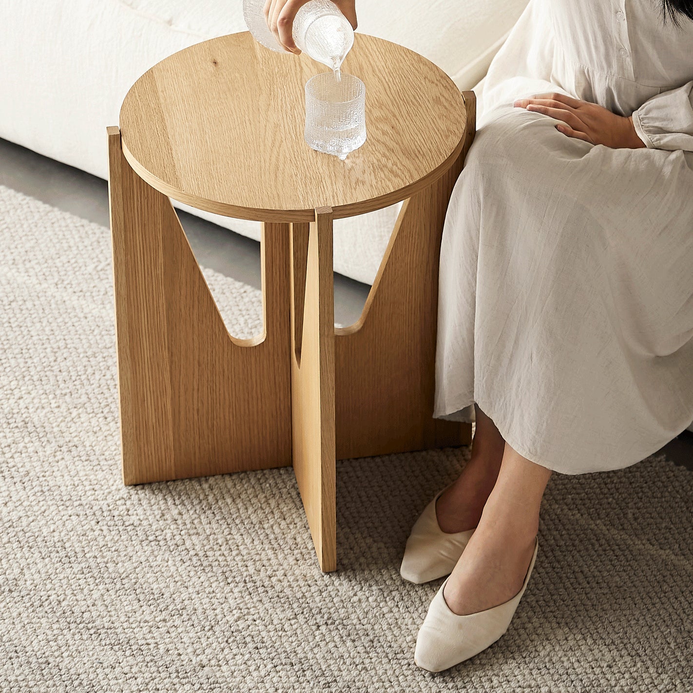 Vivid Oak Round Accent Side Table