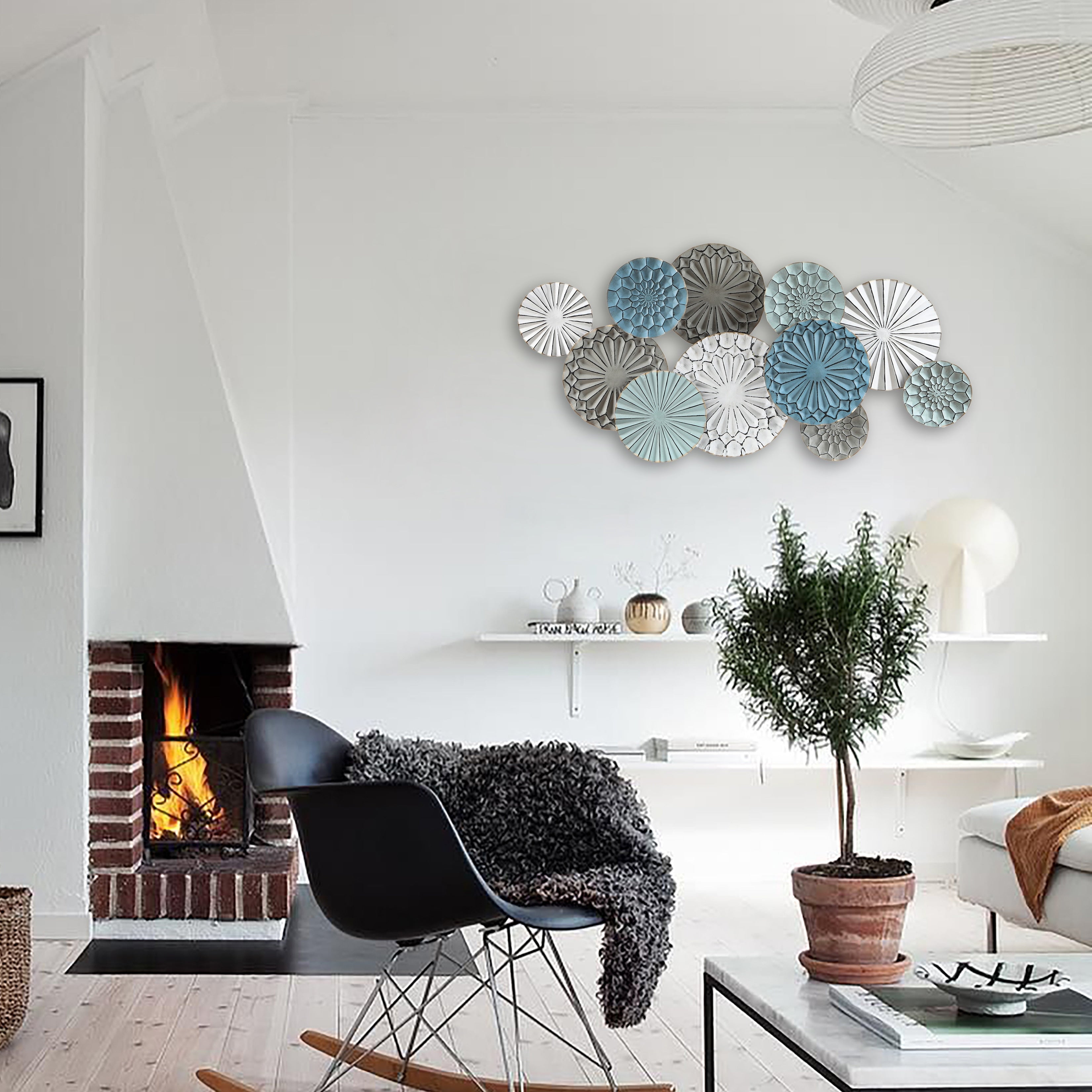 Décoration murale en métal multicolore avec assiettes florales superposées