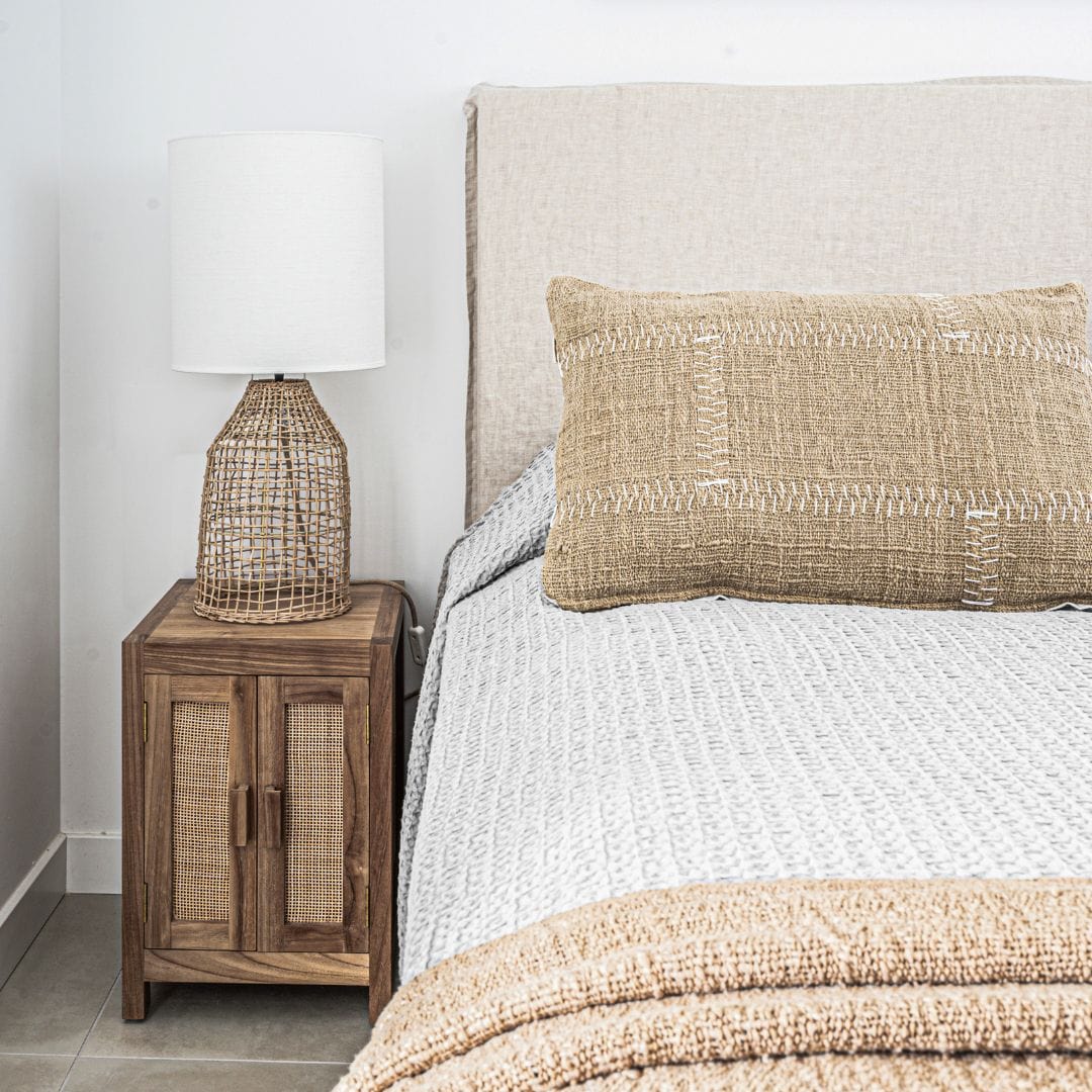 Table de chevet en teck et rotin